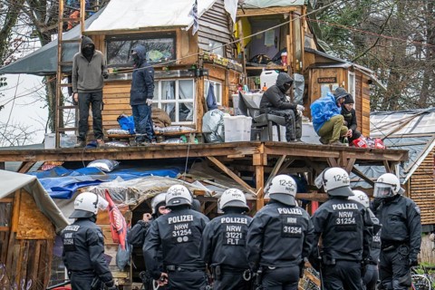 2nd day of the clearing of the hamlet Lützerath, by the police, of tree houses and huts, of climate