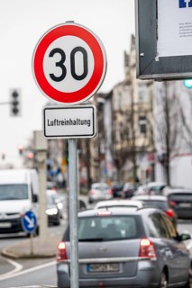 30 km/h zone on Herner Straße in Bochum Riemke to keep the air clean, ban on lorries driving