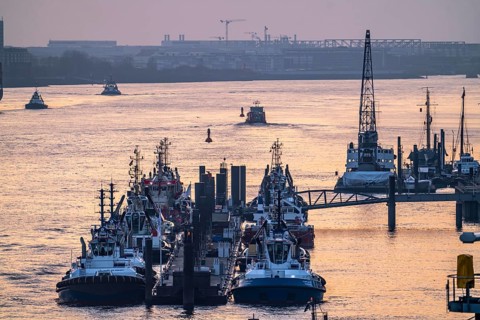 Evening shipping traffic on the Elbe, near Övelgönne, tug harbour, Hamburg, Germany, Europe