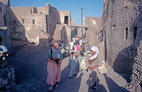 Children accompany tourists, houses, main town El Qasr of the oasis ad-Dachla, Libyan Desert,