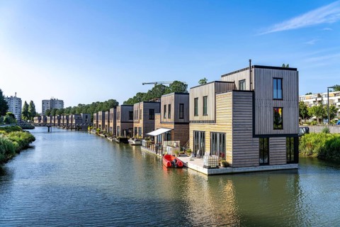 18 Floating residential buildings Havenlofts Nassauhaven, energy-neutral, solar cells, heat from