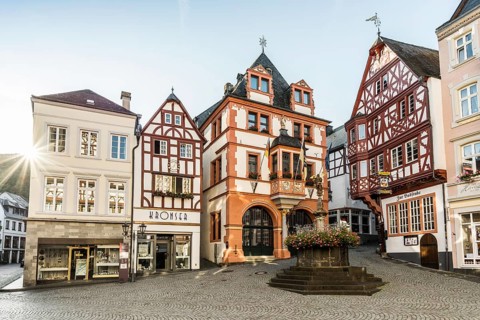 Market square with medieval half-timbered houses, Bernkastel-Kues, Moselle, Rhineland-Palatinate,