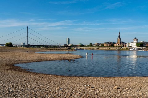 Rhine near Düsseldorf, extremely low water, Rhine level at 81 cm, tendency falling, after a long
