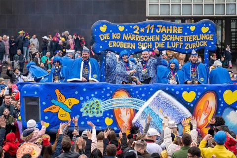 Rose Monday parade in Düsseldorf, themed floats of carnival societies and other participants in the