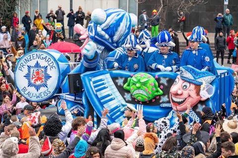 Rose Monday parade in Düsseldorf, themed floats of carnival societies and other participants in the