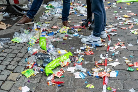 Rose Monday parade in Düsseldorf, remains from the celebrations in the old town, rubbish, North