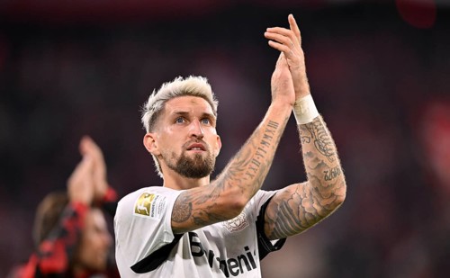 Robert Andrich Bayer 04 Leverkusen (08) thanks fans, gesture, gesture, Allianz Arena, Munich,