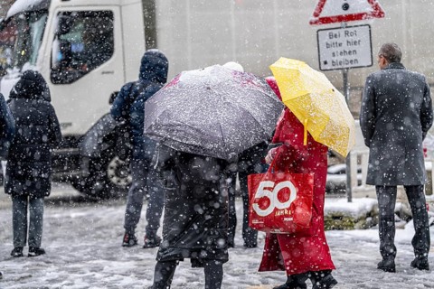 Winter weather, heavy snowfall, city centre traffic, passers-by in the snow, Essen, North
