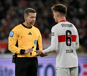 Referee Tobias Welz in discussion with Angelo Stiller VfB Stuttgart (06) Gesture Gesture MHPArena,