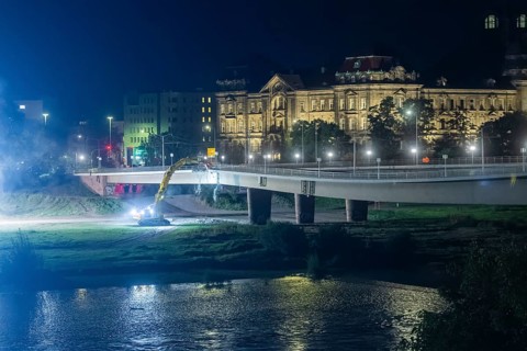 In the early hours of the morning, a section of the Carola Bridge collapsed for unknown reasons.
