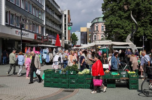 Bottrop, North Rhine-Westphalia, Germany, Many people on market day in the city centre, in the