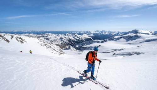 Ski tourers in front of a mountain panorama, snow-covered mountain landscape with glacier in