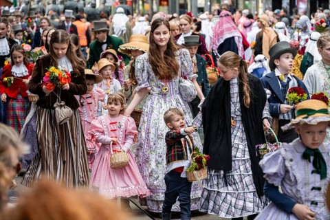 Parade of historically costumed guildsmen, Sechseläuten or Sächsilüüte, Zurich Spring Festival,