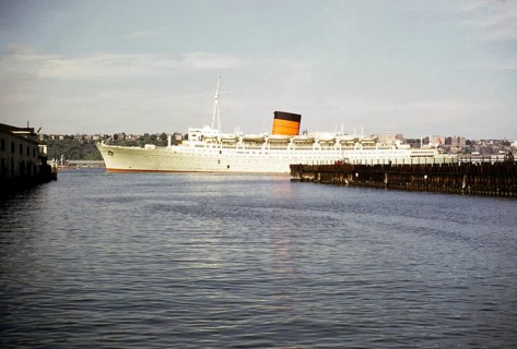RMS Caronia, ocean liner of the Cunard Line, East River, Manhattan, New York, NY State, USA, around