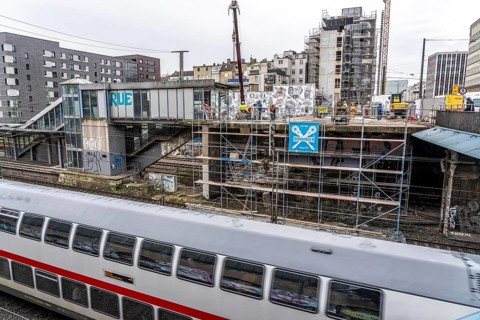 Conversion and refurbishment of Düsseldorf-Wehrhahn S-Bahn station, extensive work on platforms,