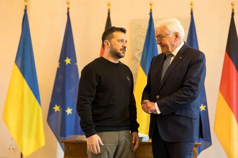 Volodymyr Selensky (President of Ukraine) after his entry in the guest book with Frank-Walter