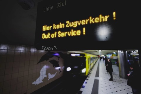 Underground line 9 runs at Zoologischer Garten despite the display 'No train service here! Out of