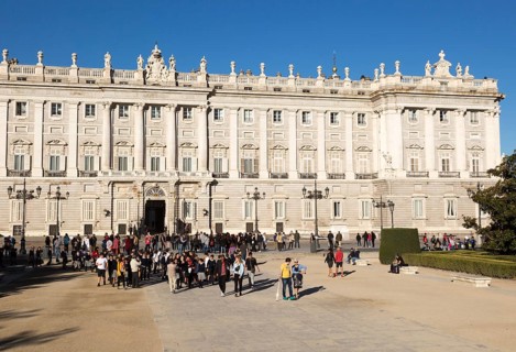 Crowds of tourists in front of Palacio Real royal palace, Madrid, Spain, Europe