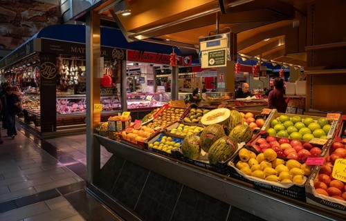 Display, melons, apples, lemons, oranges, kiwi, fruit, fruit handler, interior view, market hall,