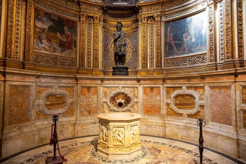 Interior of colorful marble decoration, Siena Cathedral or Cattedrale di Santa Maria Assunta,