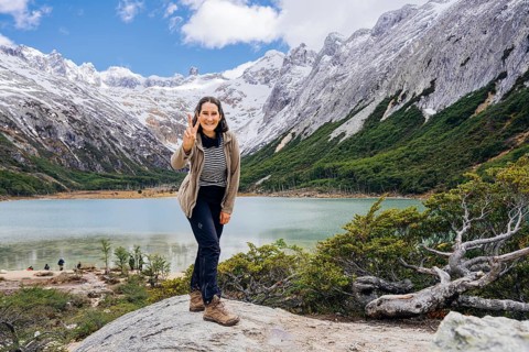 Young woman in front of laguna esmeralda, Laguna Esmeralda, Provinz Tierra del Fuego, Argentina,