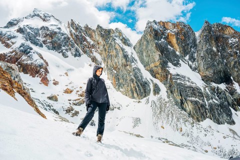 Young woman in front of the OJO DEL ALBINO glacier, Laguna Esmeralda, Provinz Tierra del Fuego,