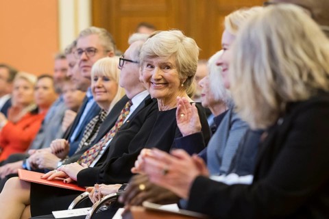 Friede Springer laughing at the award of honorary citizenship to Friede Springer in the Rotes