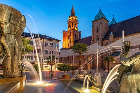The Kilianskirche church and the Comedians' Fountain at dusk, Heilbronn, Baden-Württemberg,