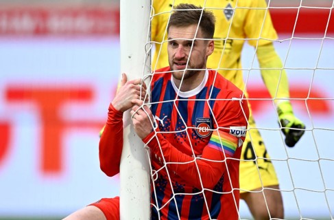 Patrick Mainka 1. FC Heidenheim 1846 FCH (06) behind goal net disappointed after missed chance,