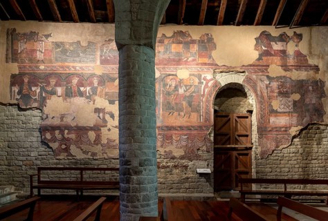 Taüll, Santa Maria, south aisle with copies of the original wall paintings
