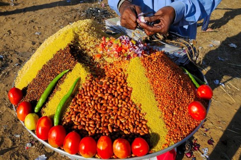Snack vendor at pushkar fair, Rajasthan, India, Asia