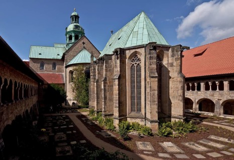 Hildesheim Cathedral 71792 Cloister courtyard from east-south-east with Annenkapelle behind it