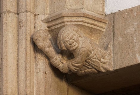 Historic pension chamber, console above the entrance, man with truncheon