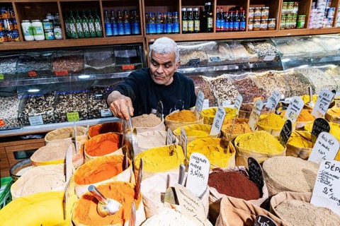 Seller, spices, shop, oriental spice trade in Noailles, Marseille, France, Europe