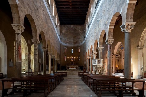 Lucca, San Frediano, view to the west towards the choir