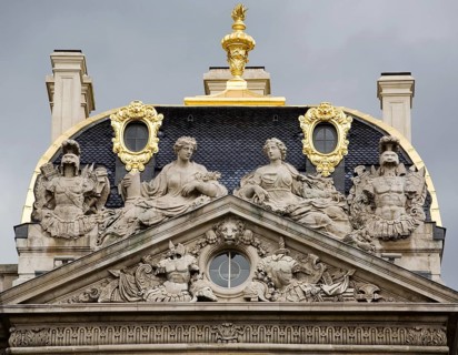 Right-hand risalit, figural pediment and decorative roof