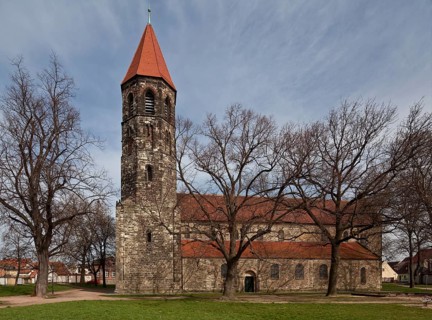 Aken (Elbe) Nikolaikirche Towers and western part of the nave from the south in the core Romanesque
