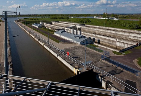 Magdeburg-Rothensee lock between Mittelland Canal at the rear and chamber length 190 m right three