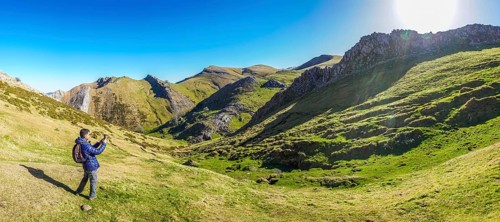 Trekker photographs the breathtaking landscape of mount txindoki in gipuzkoa, showcasing lush green