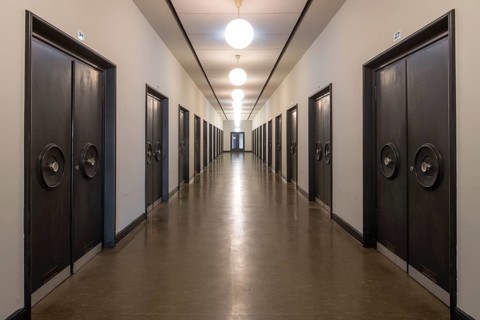 Bochum, central cemetery, connecting building between large and small mourning hall with doors to