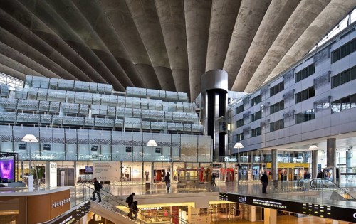 Former CNIT exhibition hall, built 1956-58 by Bernard Zehrfuss, since modernisation in 1988