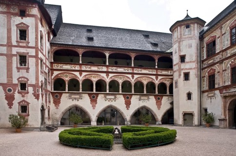 Österr Jenbach Schloss Tratzberg View. Castle complex from the 16th century. South wing, courtyard