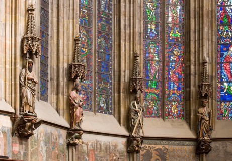 Choir hall, figures of saints with angel consoles on the north wallAngel with lute as console under