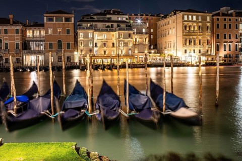 Venetian gondolas, boat dock at the customs office on the Grand Canal, Gondola Traghetto Dogana,