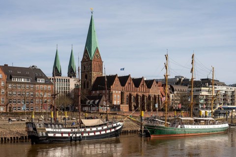Bremen, view over the Weser to the Church of Our Dear Lady, behind it the cathedral towers