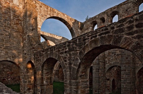 View across the northern row of arcades to the arches of the separated crossing, St., Sankt, Saint