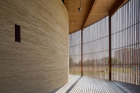 Built in 2000 by Peter Sassenroth and Rudolf Reitermann, rammed earth work: Martin Rauch, rammed