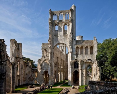 Begun in 1040, destroyed from 1562, view from the east with a view into the nave, remains of the