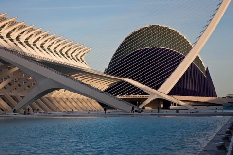 City of Arts and Sciences (cat./val. Ciutat de les Arts i de les Ciències), left MUSEO DE LAS
