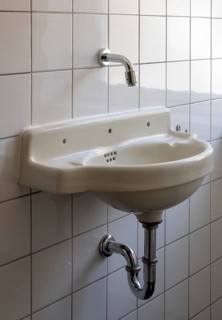 Jena, Villa Auerbach, built in 1924 by Walter Gropius, bathroom on the upper floor, old washbasin